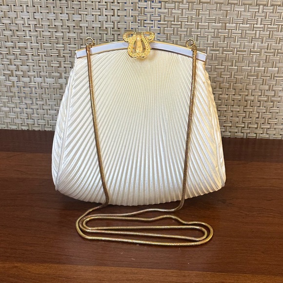 Vintage Handbags - 🌟5xHP🌟VTG 1960s Cream Pleat & Fancy Lift Clasp Walborg Evening Bag
